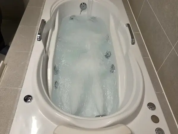 종로 피부샵 월풀욕조 모터·배수구 교체 시공 이후 모습