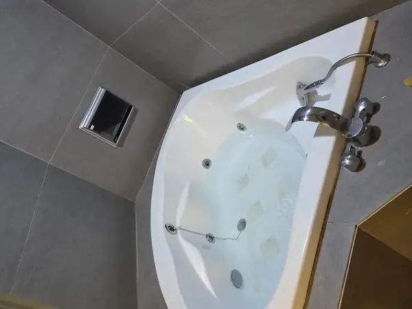해운대 제니스 월풀욕조 모터·배수구 교체 시공 이전 모습